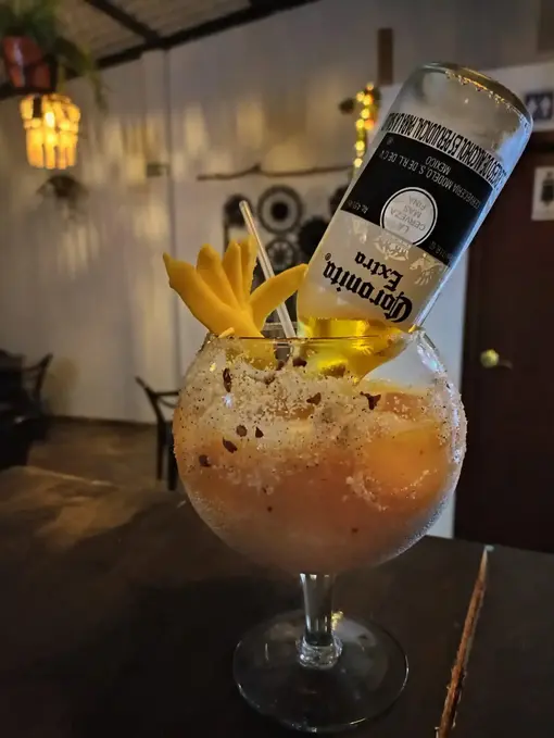 coctel-big-mango-y-corona