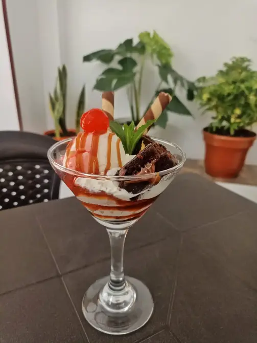 el-gato-negro-cafe-bar-copa-de-helado-con-brownie-y-cereza