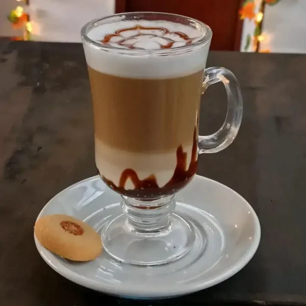 gato-negro-cafe-y-bar-capuccino-con-chocolate-y-vanilla-